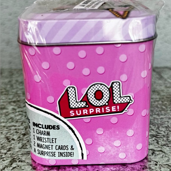NEW! 2 L.O.L Surprise Mini Tin Fun Pack Charm Wristlet Magnet Cards & Surprise - Picture 5 of 8
